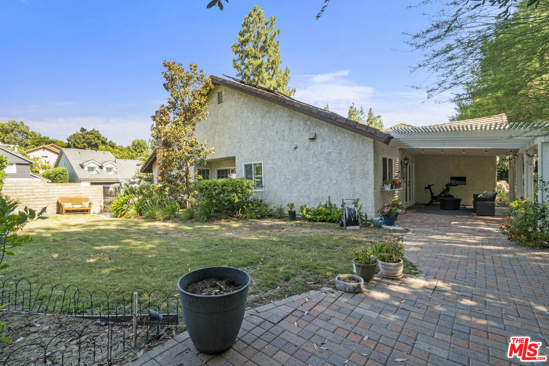 4221 Balcony Dr
