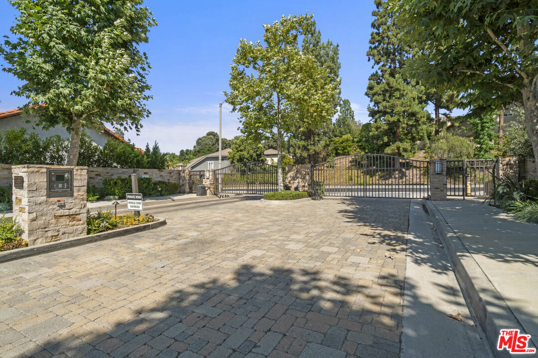 4221 Balcony Dr