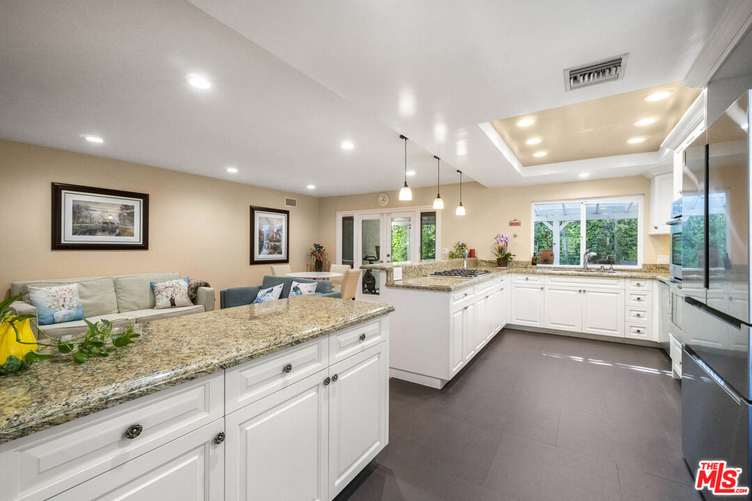 4221 Balcony Dr