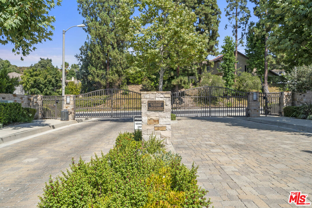 4221 Balcony Dr
