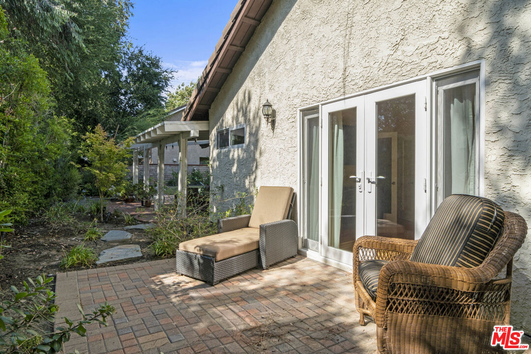 4221 Balcony Dr