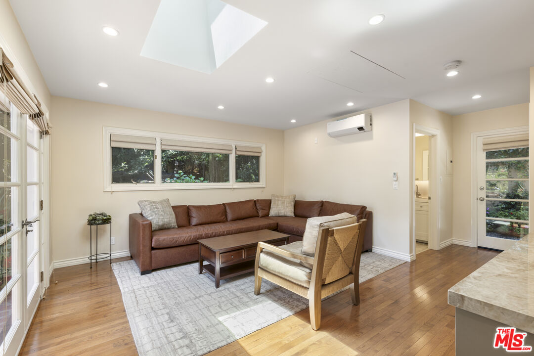 3265 Mandeville Canyon Rd