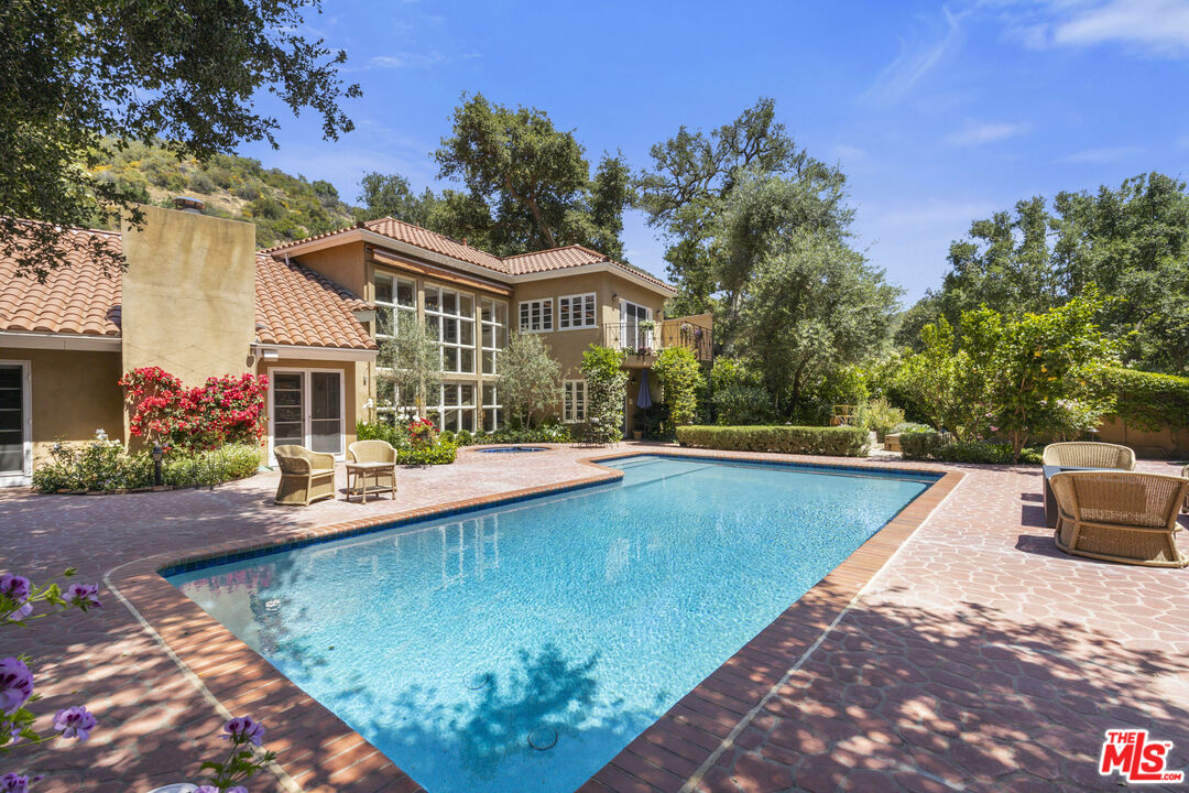 3265 Mandeville Canyon Rd