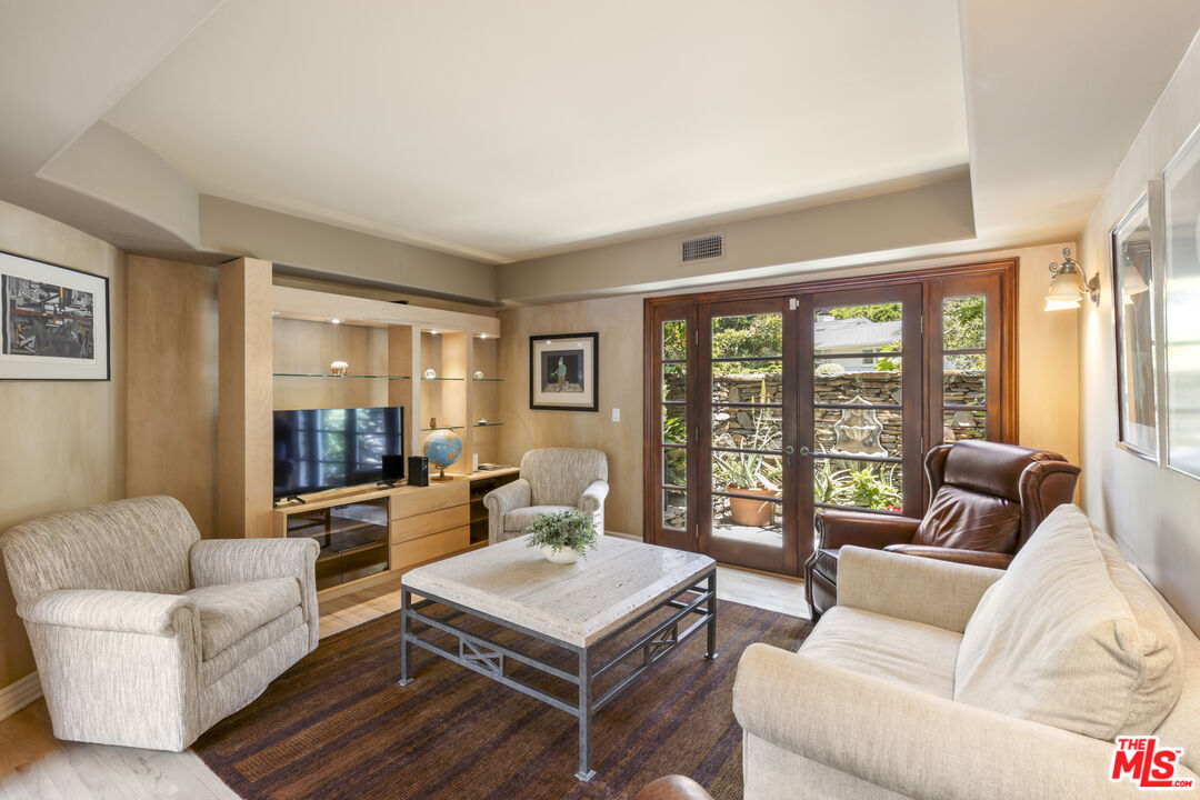 3265 Mandeville Canyon Rd