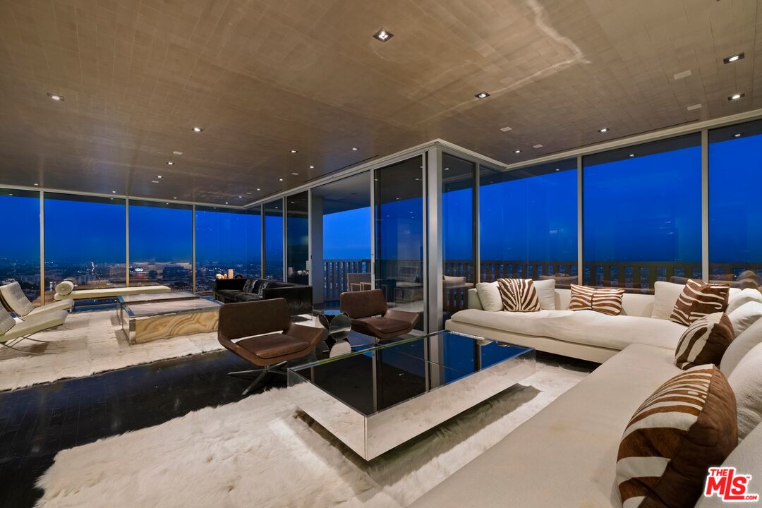 9255 Doheny Rd Unit: 2006