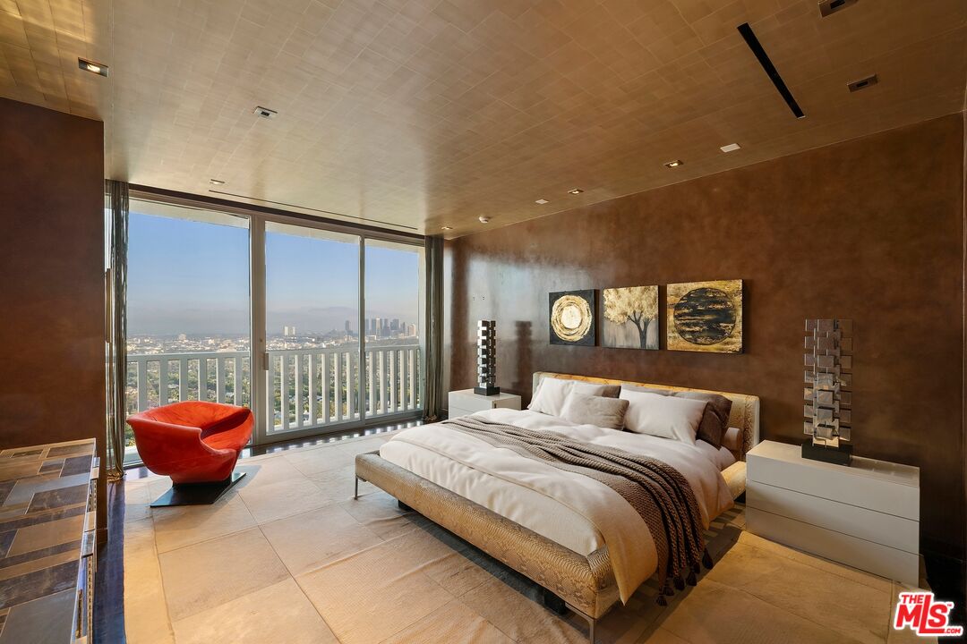 9255 Doheny Rd Unit: 2006