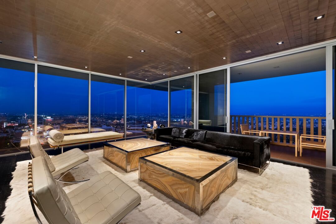 9255 Doheny Rd Unit: 2006