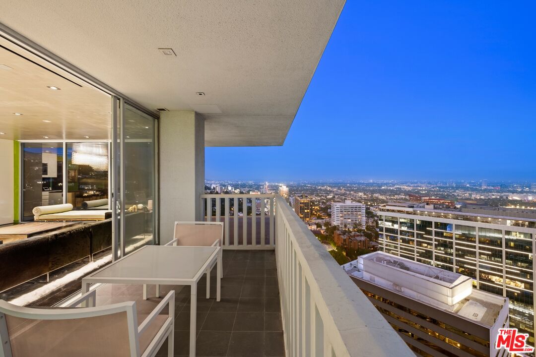 9255 Doheny Rd Unit: 2006