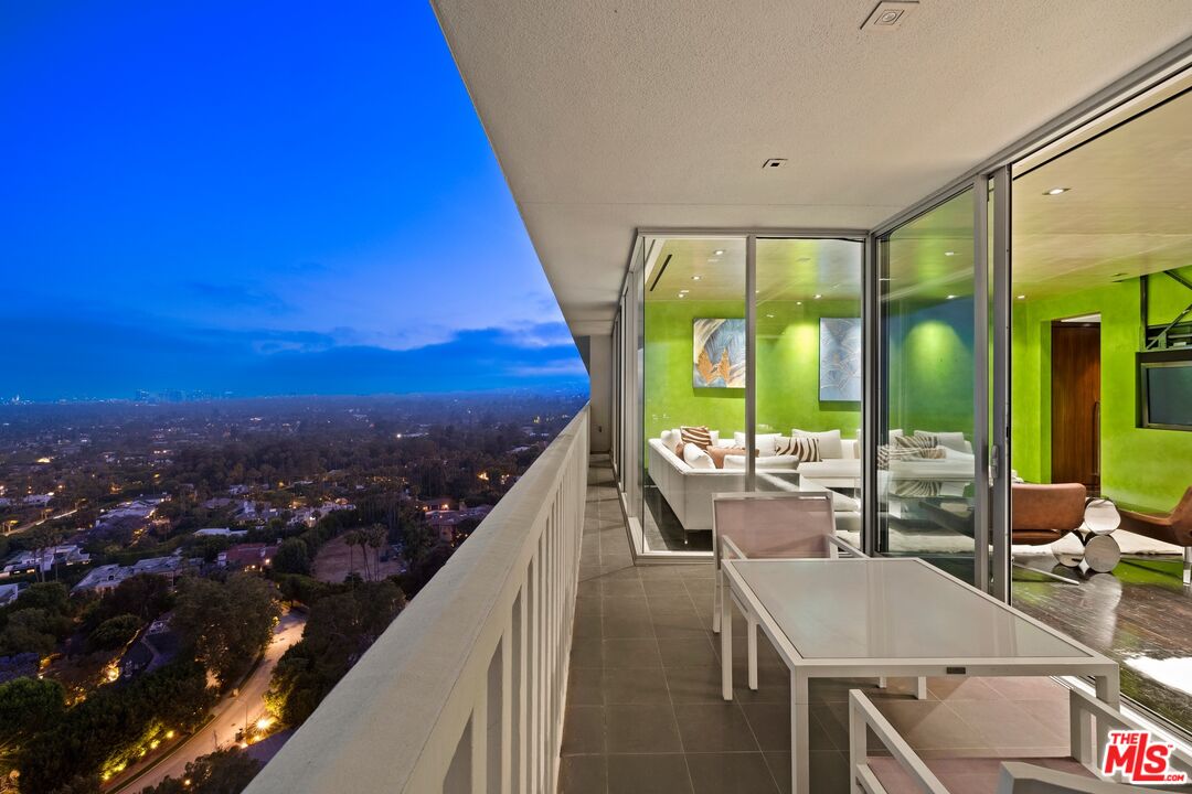 9255 Doheny Rd Unit: 2006