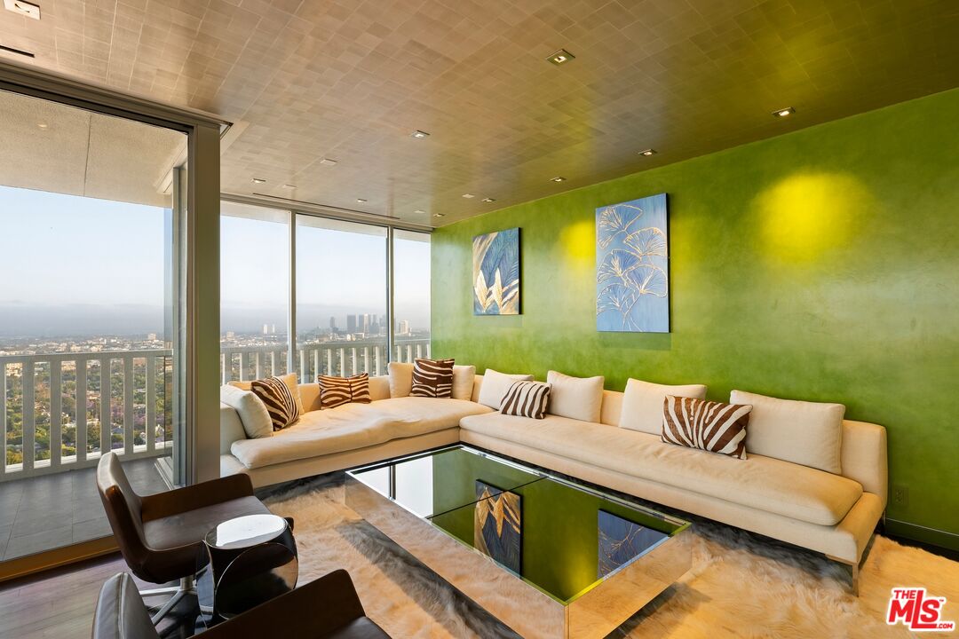 9255 Doheny Rd Unit: 2006