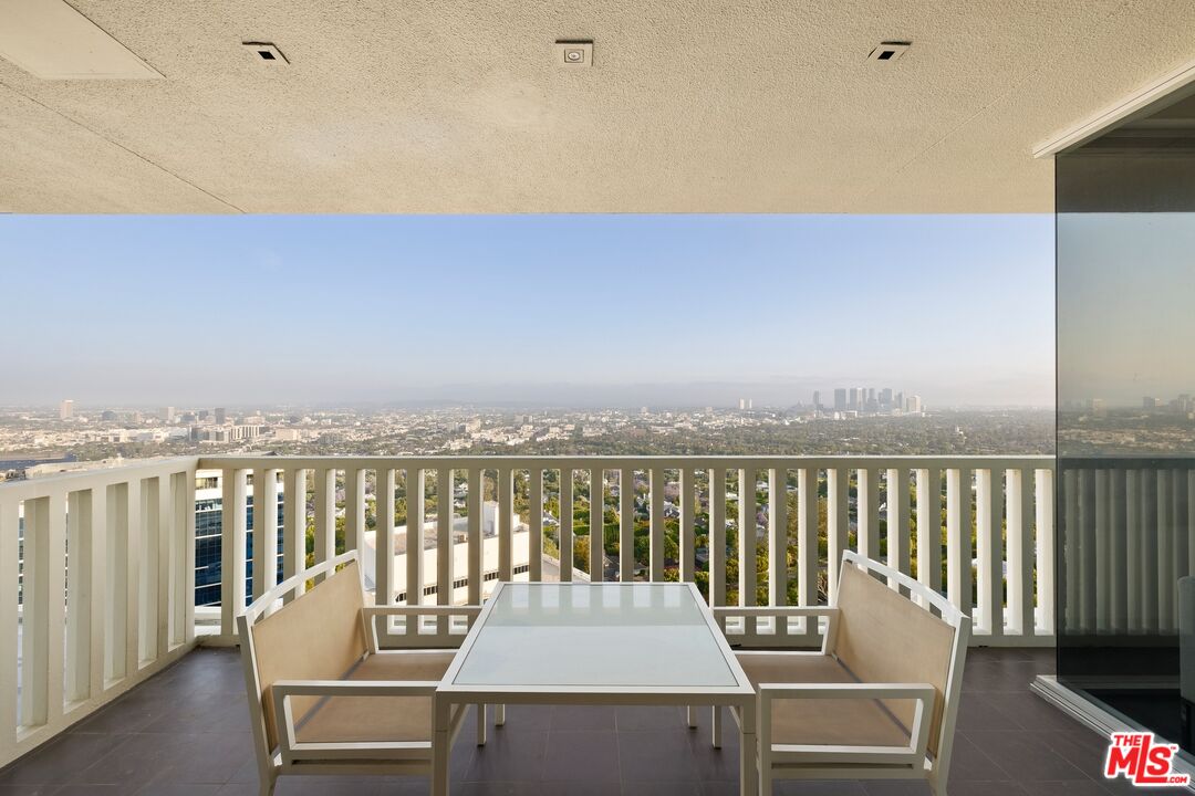 9255 Doheny Rd Unit: 2006
