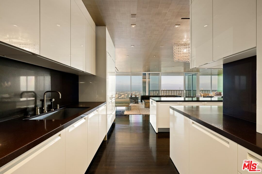 9255 Doheny Rd Unit: 2006