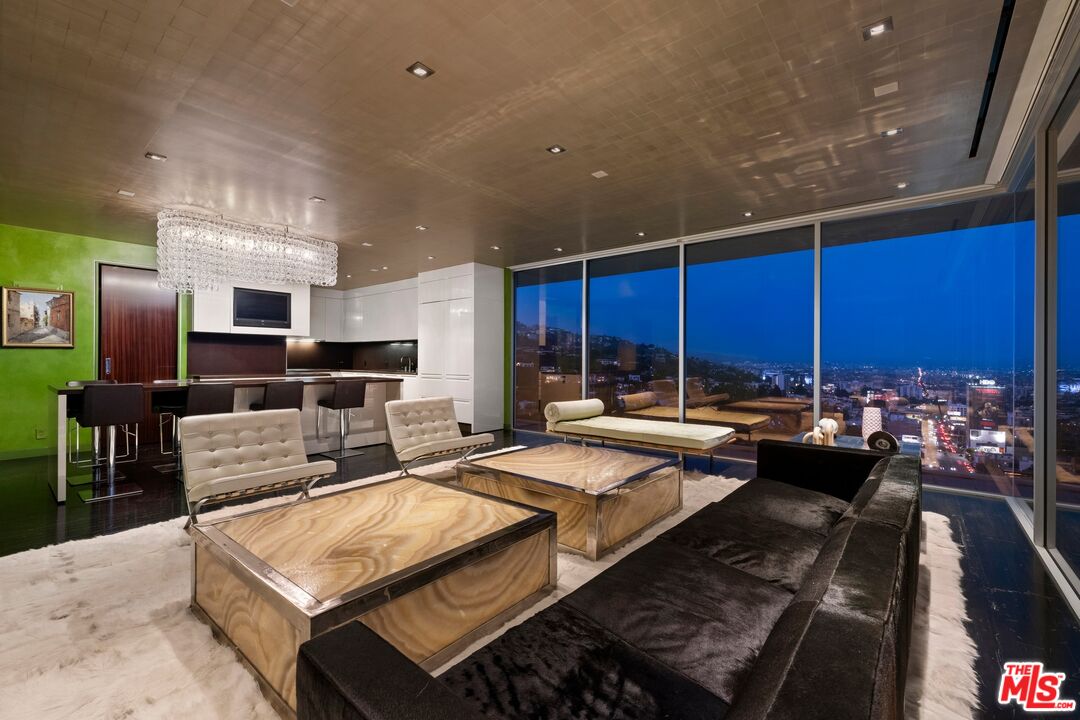 9255 Doheny Rd Unit: 2006