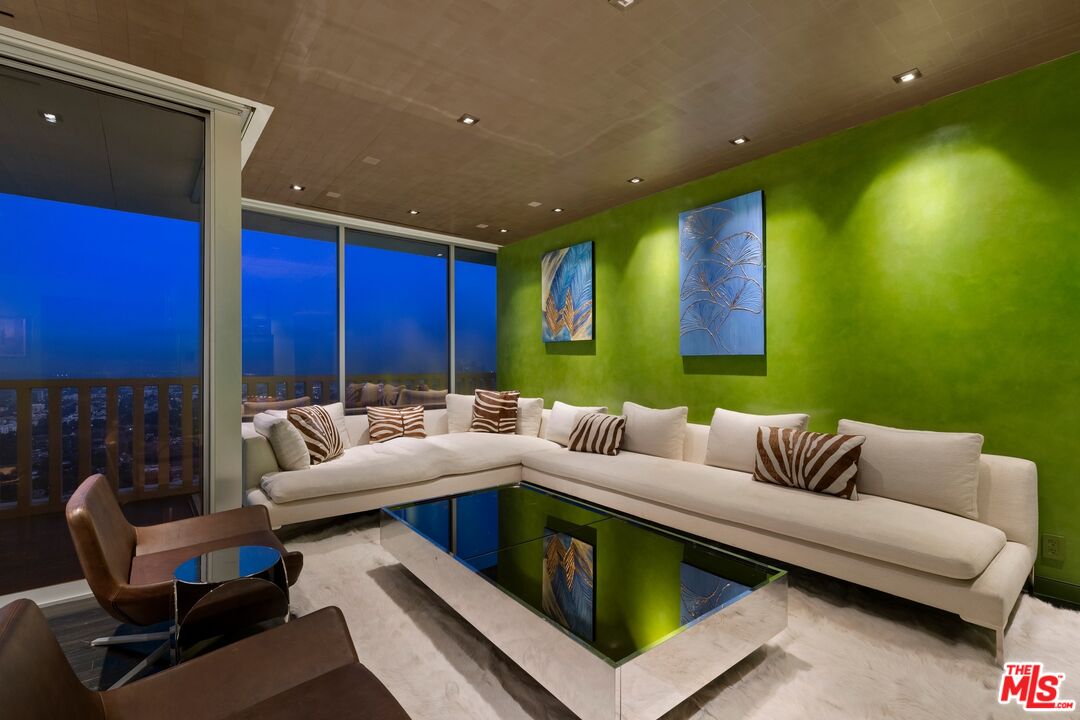 9255 Doheny Rd Unit: 2006