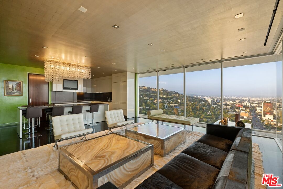 9255 Doheny Rd Unit: 2006