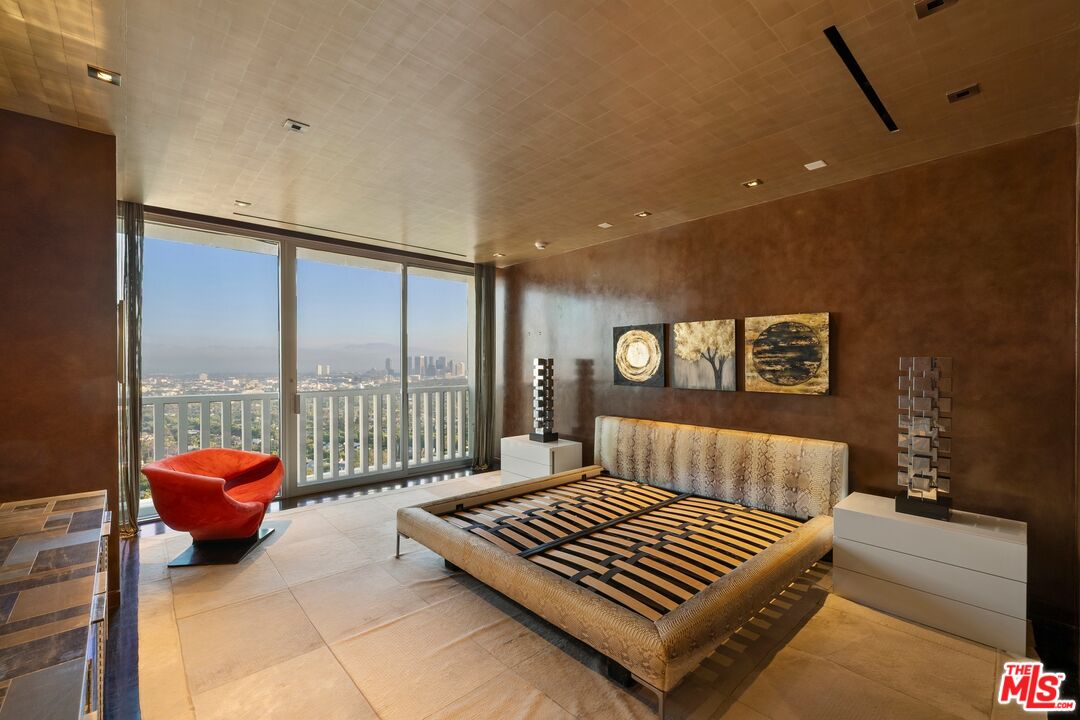 9255 Doheny Rd Unit: 2006