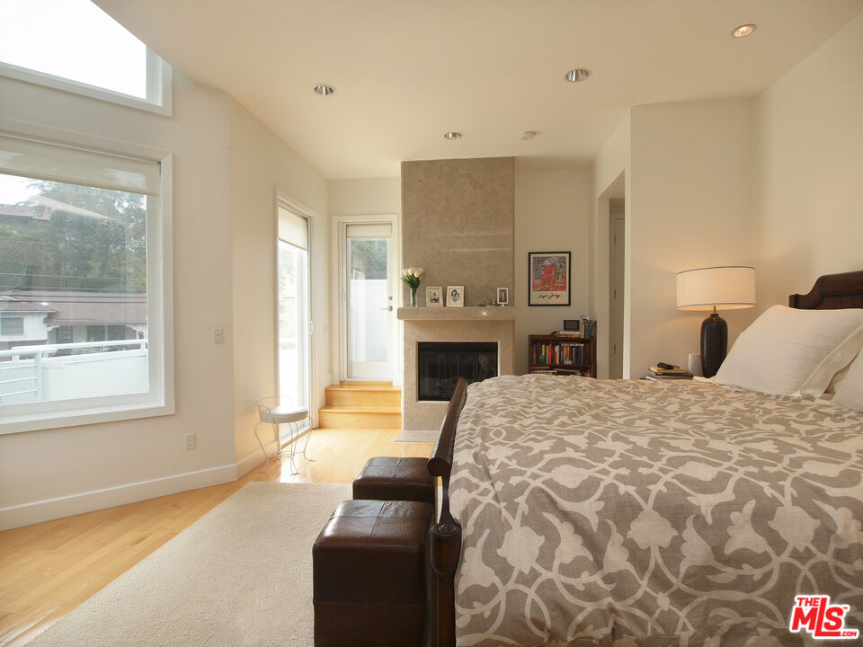 269 N Bundy Dr