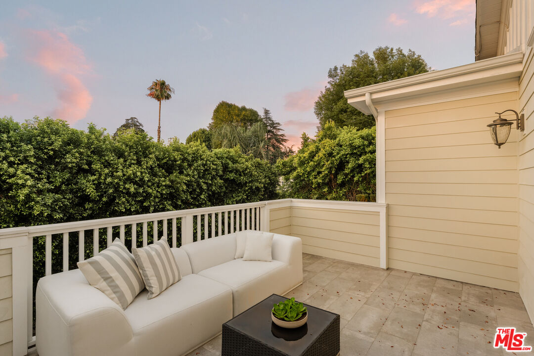 15123 Camarillo St