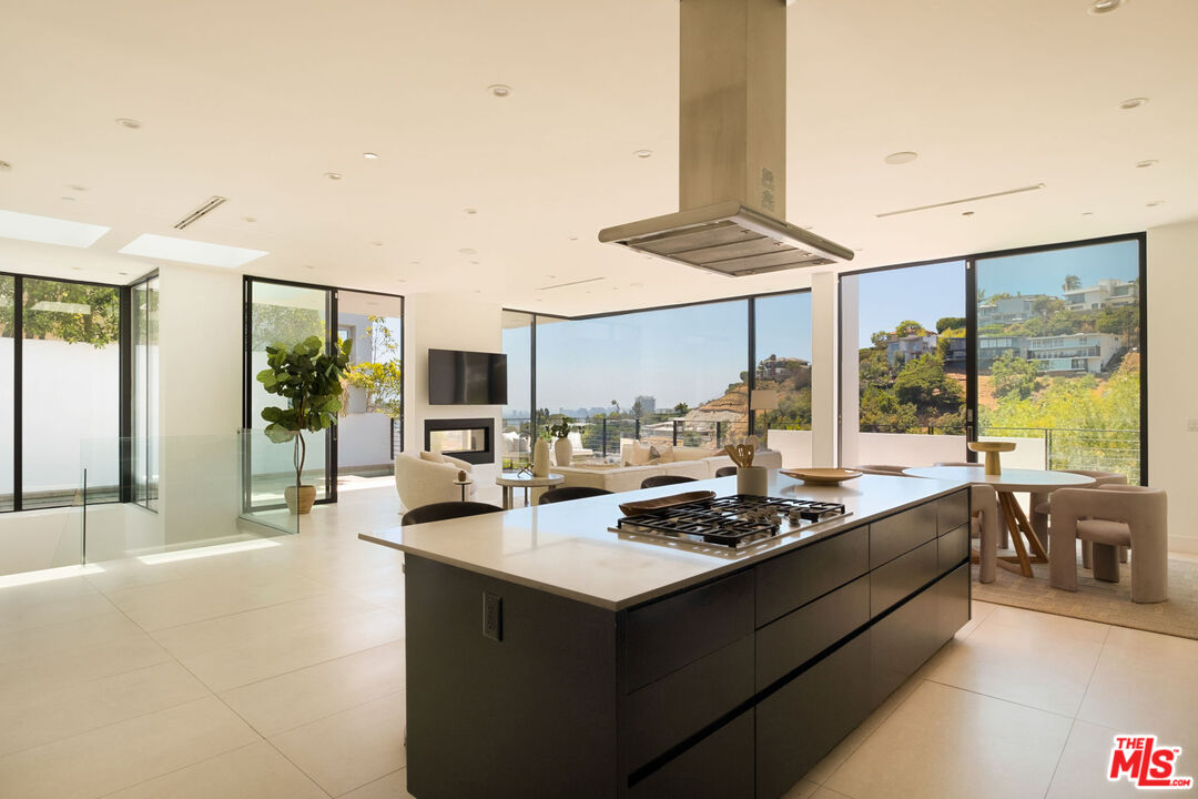 1516 Forest Knoll Dr