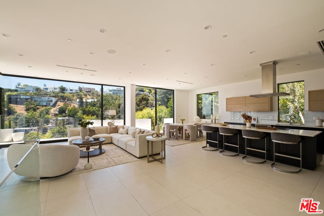 1516 Forest Knoll Dr