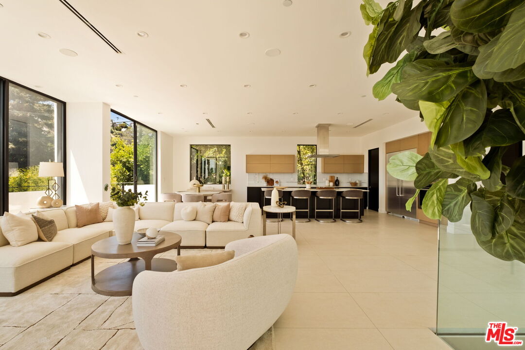 1516 Forest Knoll Dr