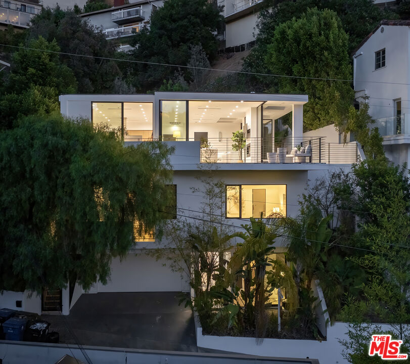 1516 Forest Knoll Dr