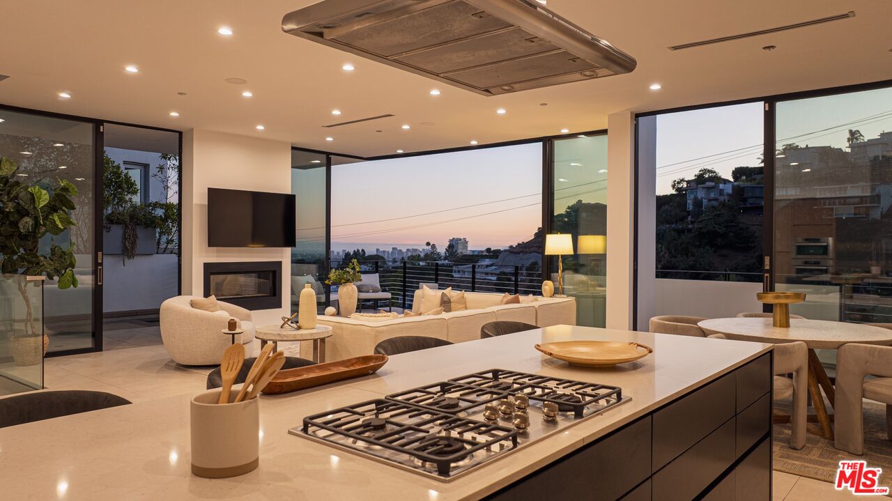 1516 Forest Knoll Dr