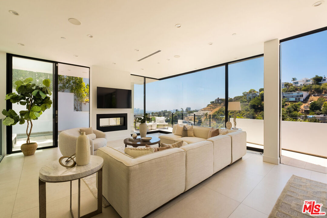 1516 Forest Knoll Dr