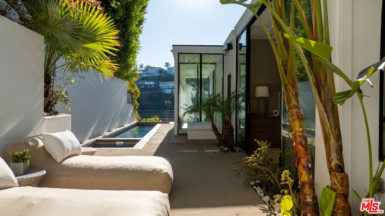 1516 Forest Knoll Dr