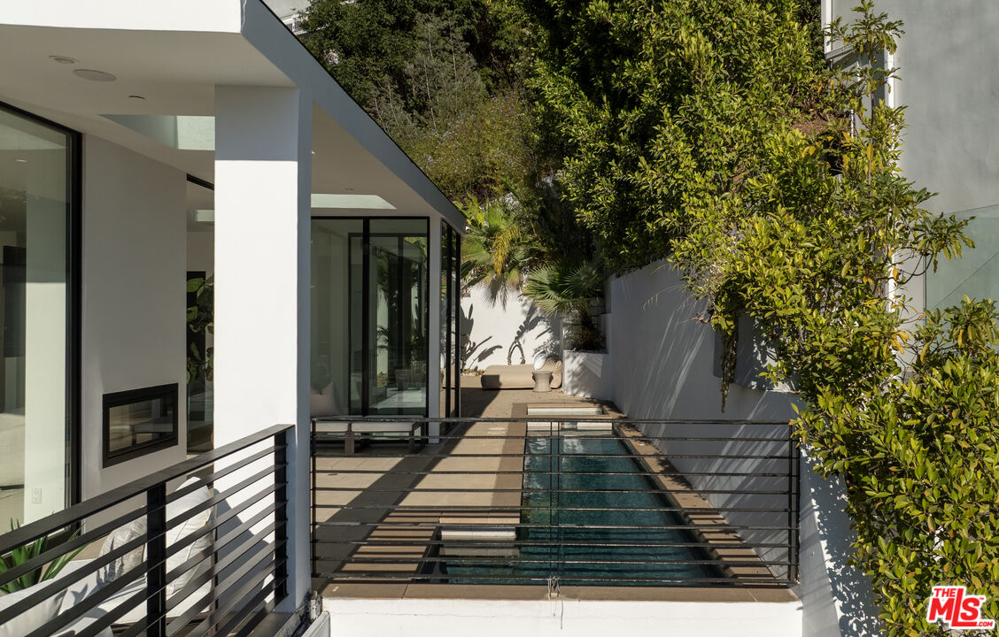 1516 Forest Knoll Dr