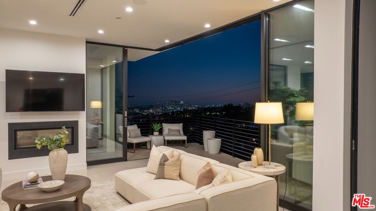 1516 Forest Knoll Dr