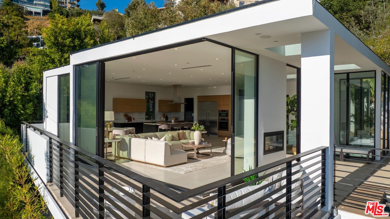 1516 Forest Knoll Dr