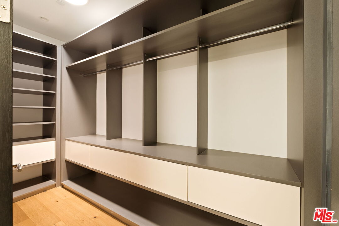 1516 Forest Knoll Dr