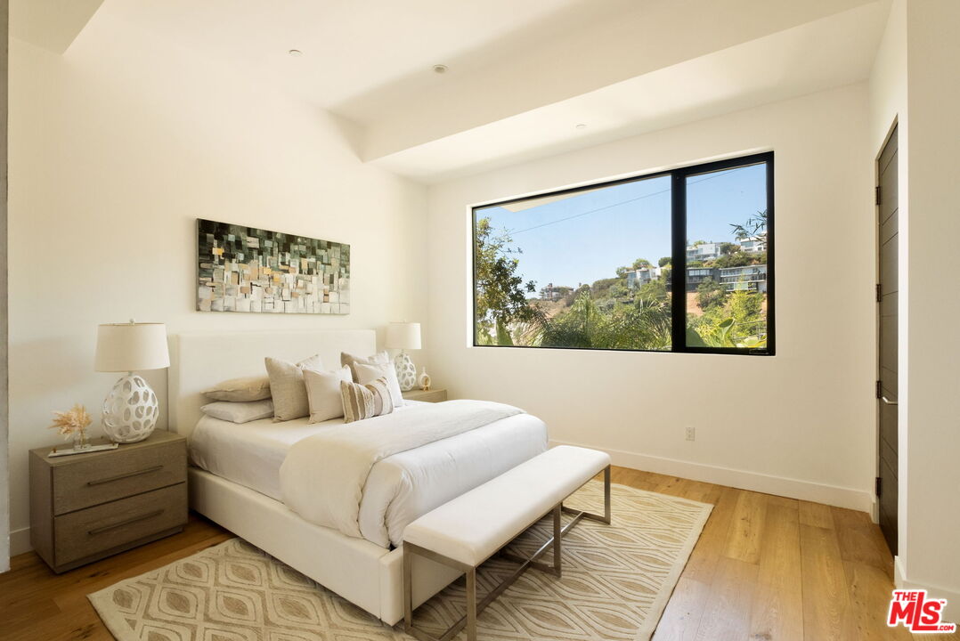 1516 Forest Knoll Dr