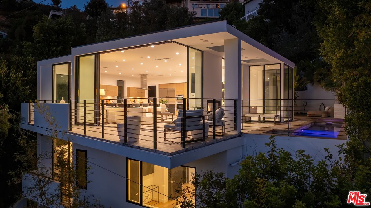 1516 Forest Knoll Dr