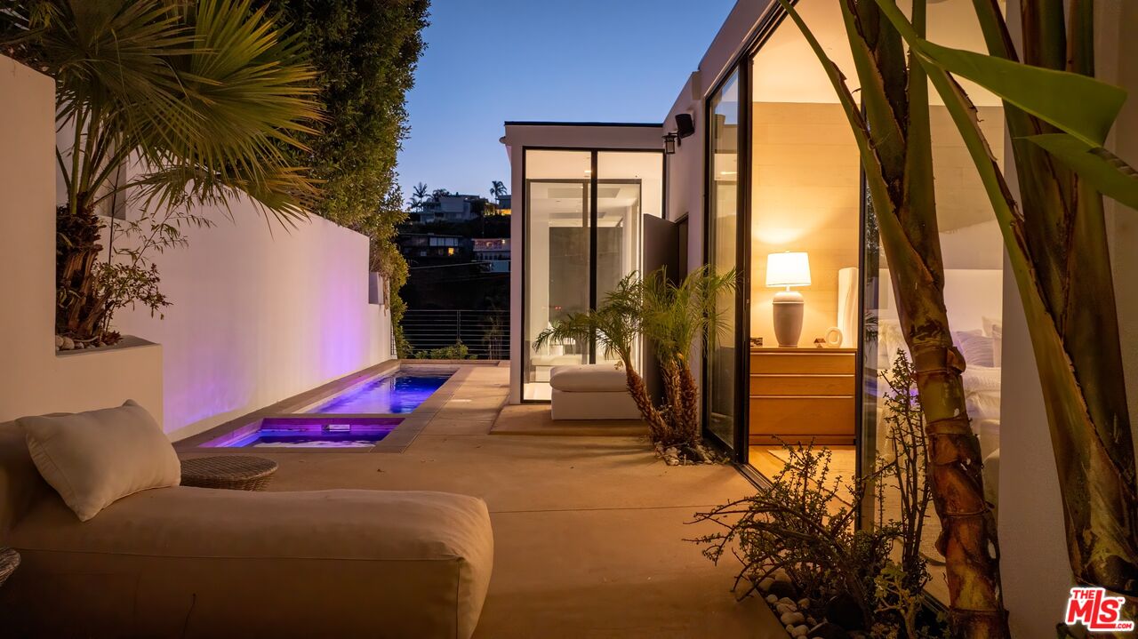 1516 Forest Knoll Dr