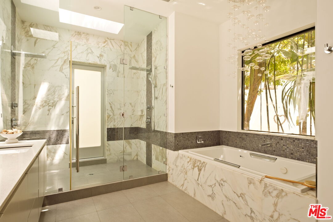 1516 Forest Knoll Dr