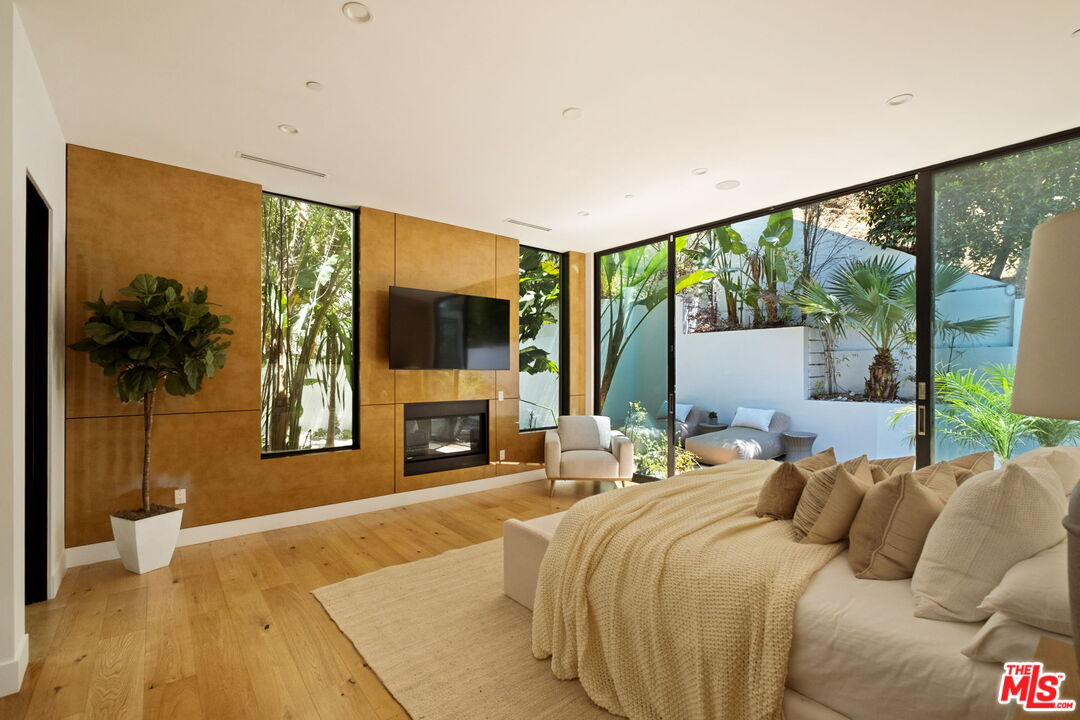 1516 Forest Knoll Dr