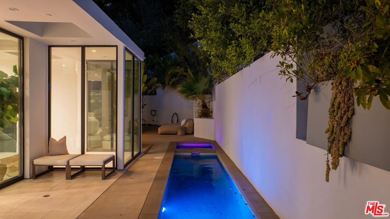 1516 Forest Knoll Dr