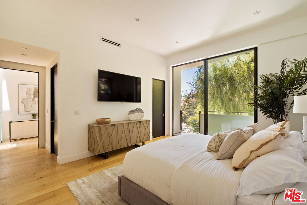 1516 Forest Knoll Dr