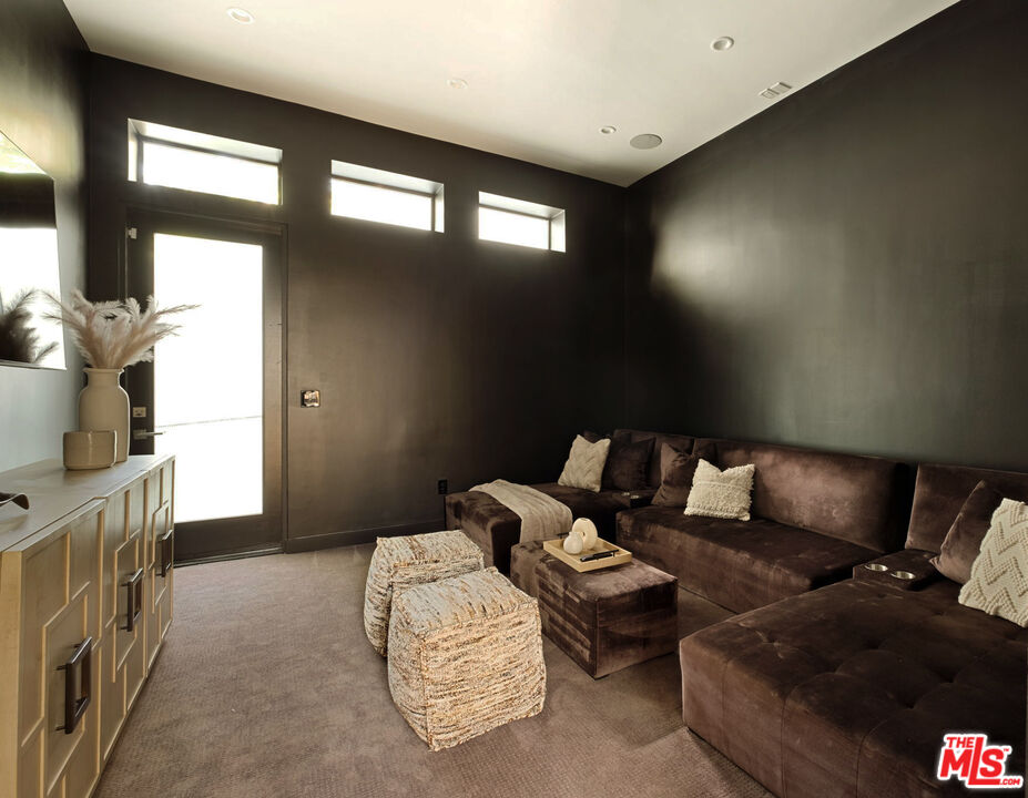 1516 Forest Knoll Dr