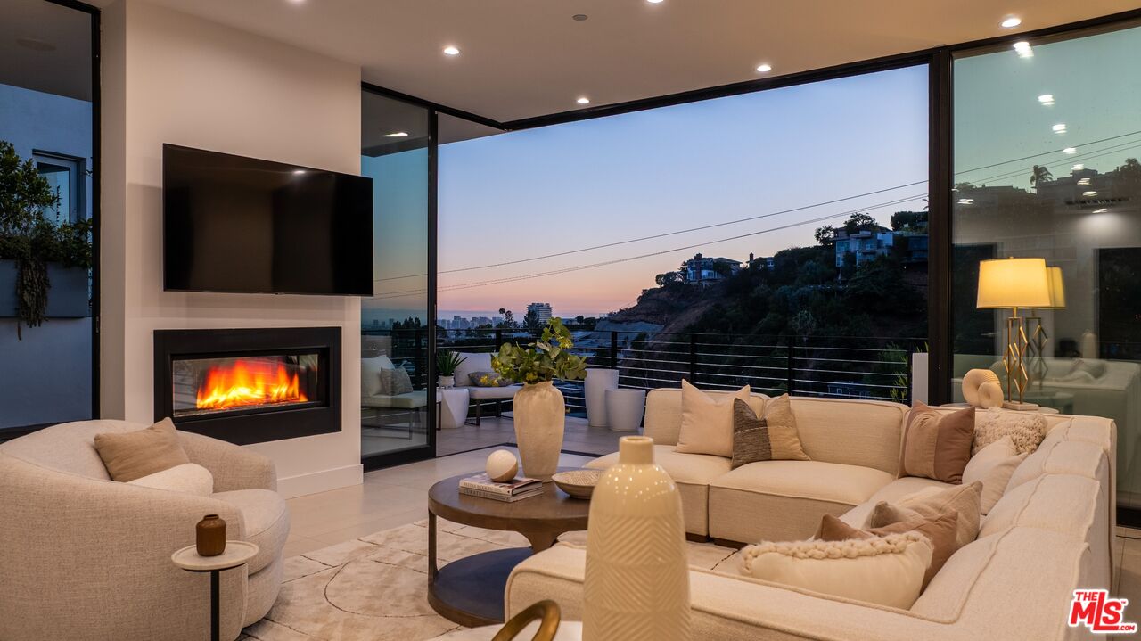 1516 Forest Knoll Dr