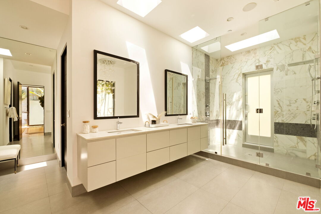 1516 Forest Knoll Dr