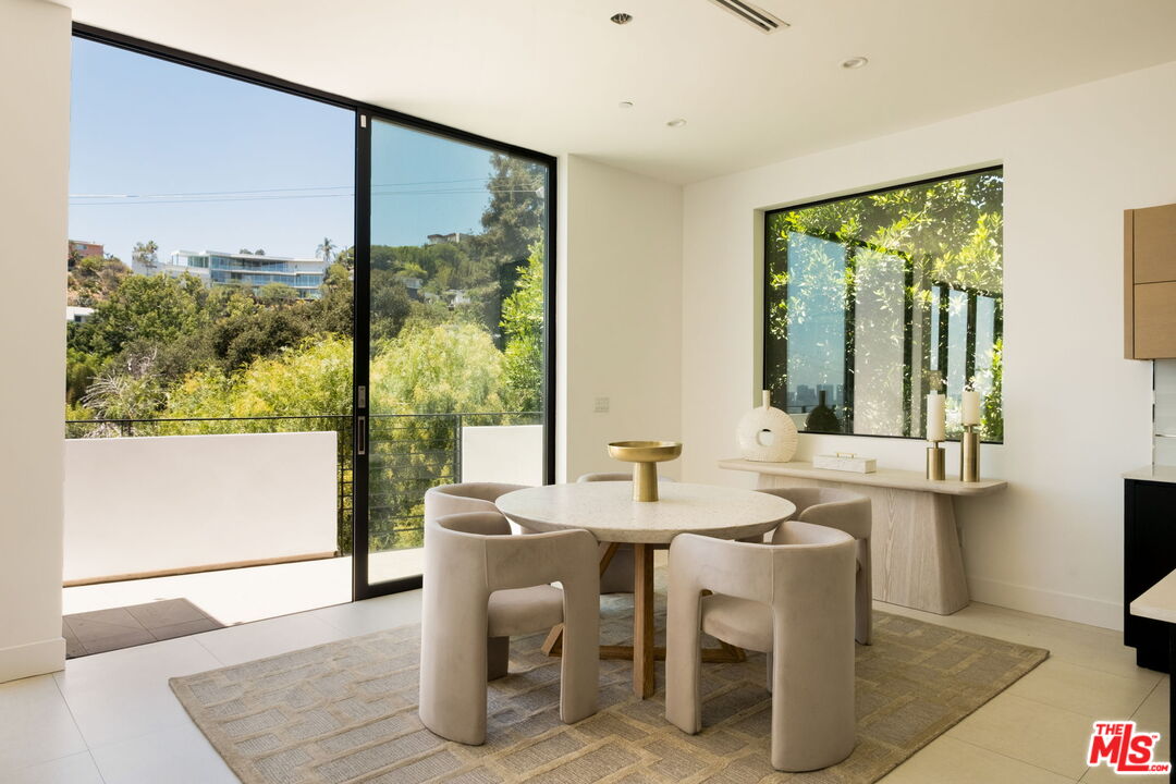 1516 Forest Knoll Dr