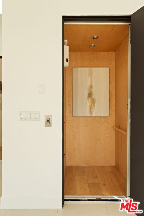 1516 Forest Knoll Dr