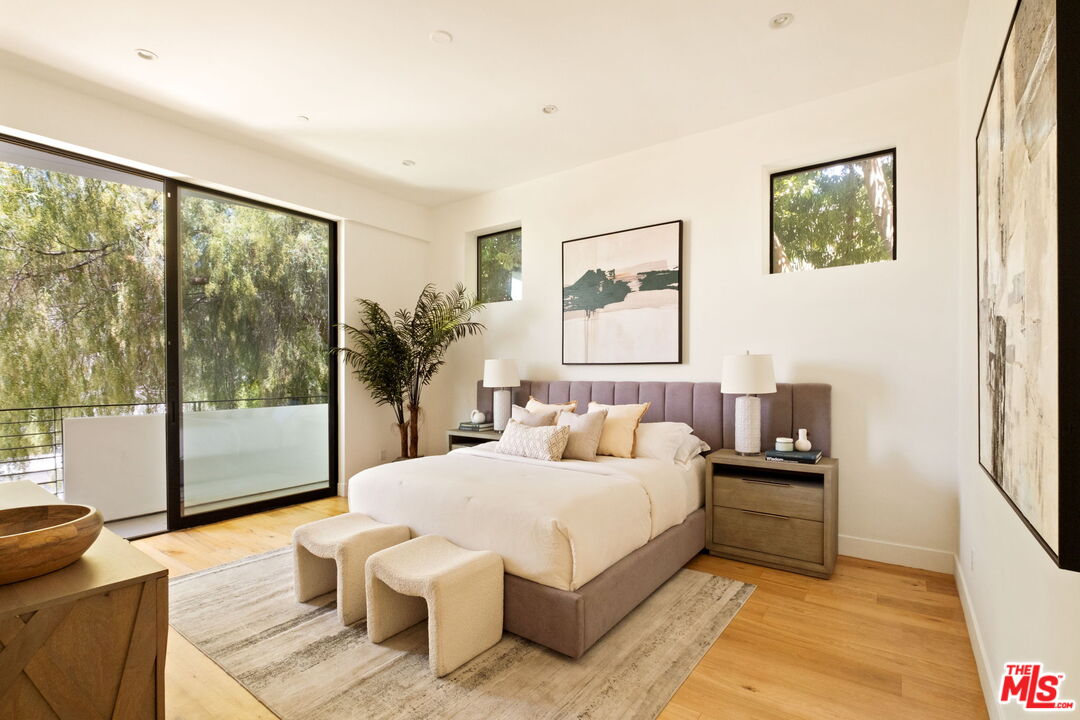 1516 Forest Knoll Dr