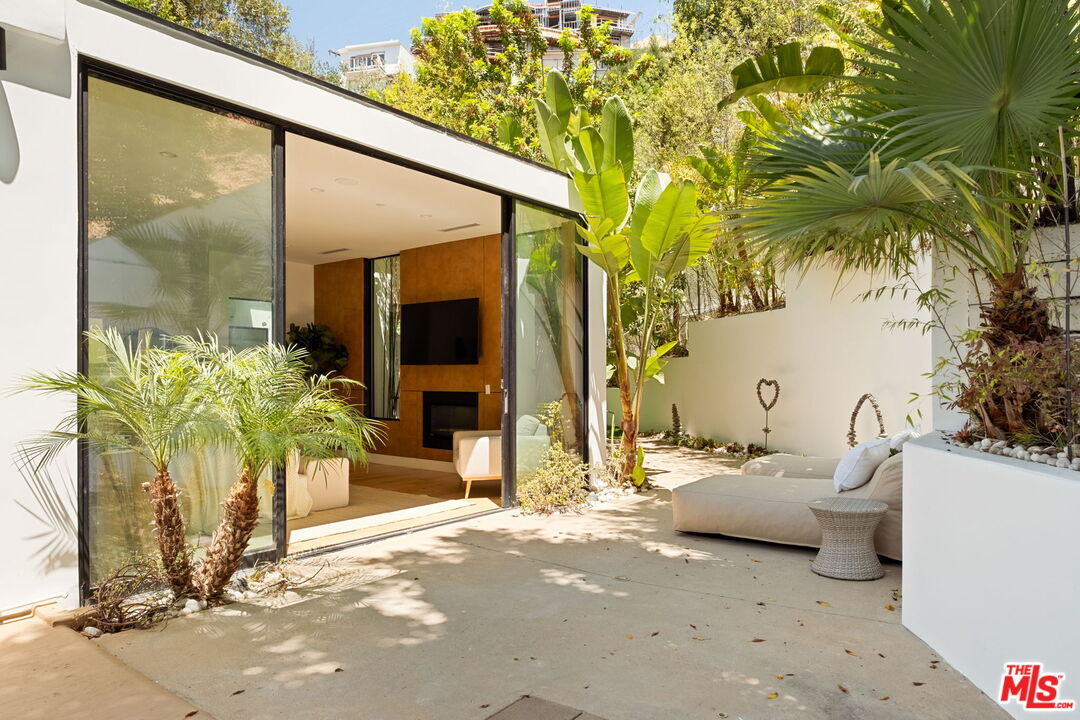 1516 Forest Knoll Dr