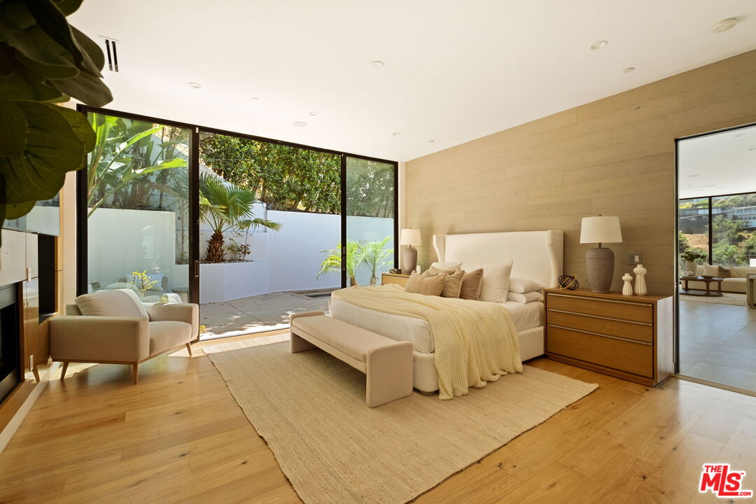 1516 Forest Knoll Dr