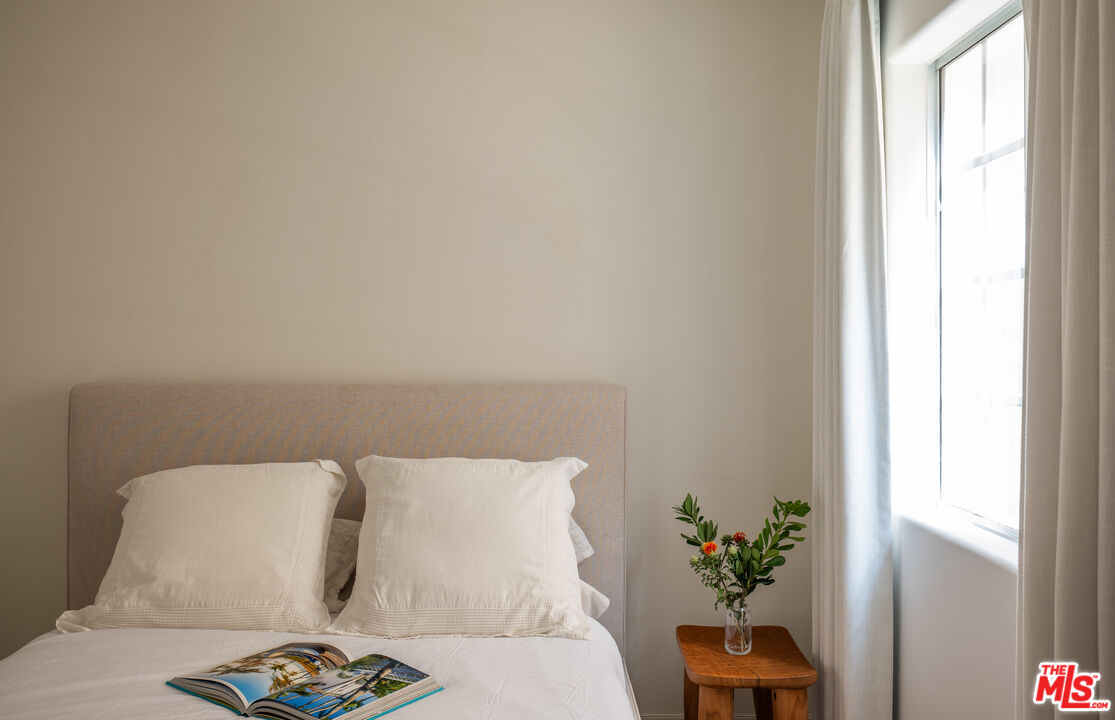 146 S Clark Dr Unit: 101