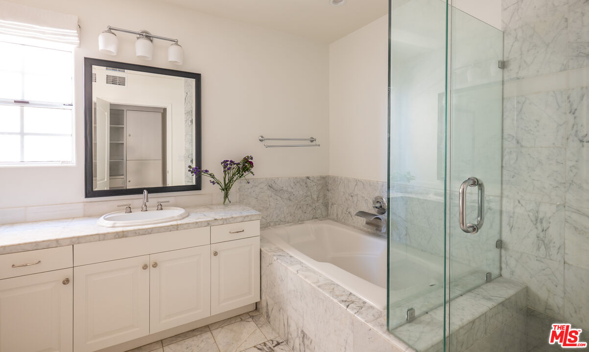 146 S Clark Dr Unit: 101